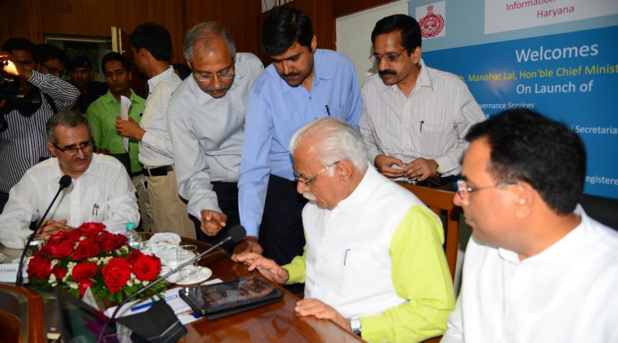 Sh. Pardeep Kaushal, TD NIC-HrSC, DDG& SIO NIC-Haryana & PSEIT Haryana explaining about the Mobile App