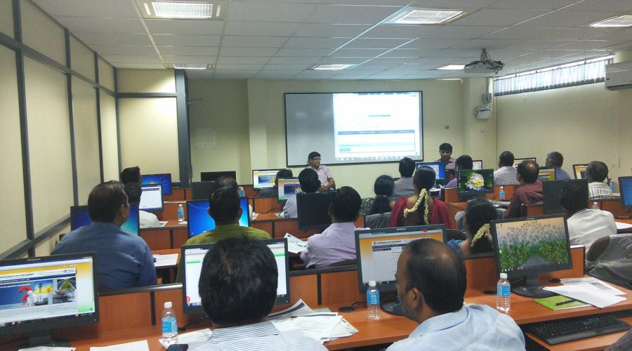 Mr. Vinod Kumar J, Scientist B, NIC and Mr. D.C. Bijalwan, Under Secretary, Cabinet Secretariat, Govt. of India during discussion with participant