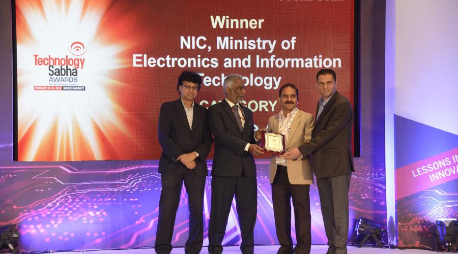 Sh. Vimal and Sh. Parveen receiving the Award