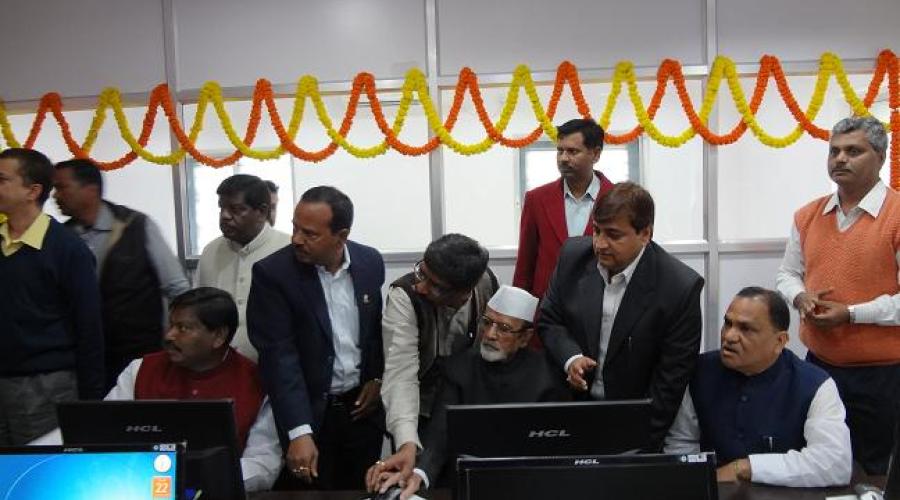 Dr. Syed Ahmad (C),  flanked by  Shri Arjun Munda (L) and Shri C P Singh ( R) along with other officials, inaugurating the system.