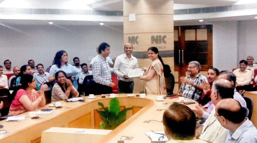 Dr. Neeta Verma, DG, NIC, presenting the Certificate of Appreciation to Webinar Toppers