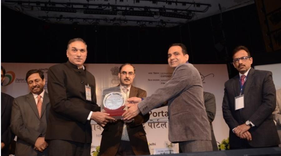 Mr Ajay Sawhney, IAS Secretary MeitY  presenting the award