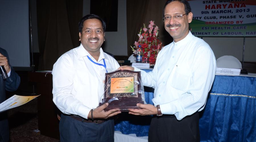 Sh. Ramesh Gupta receiving the award from Sh. Anil Swarup, Addl.Secy., DGLW, MoLE, GOI