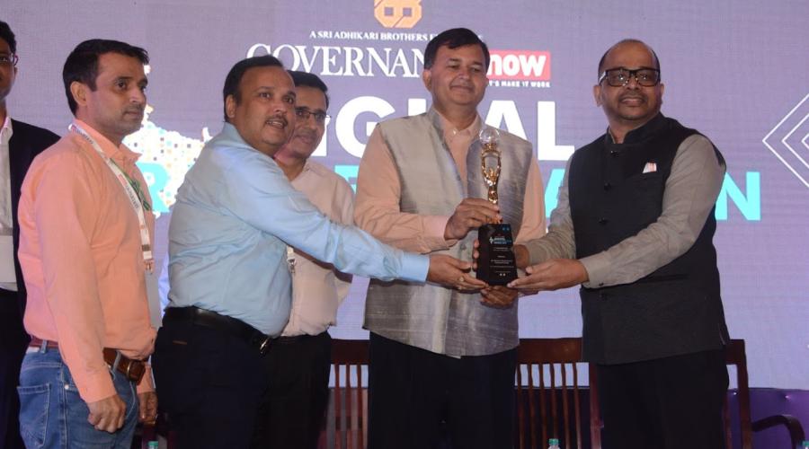 Shri Mohan Das Viswam, Sr. TD, Shri Shashi Kant Pandey, Scientist-D and Shri Sunil Sunsunwal, Scientist-C receiving the Award