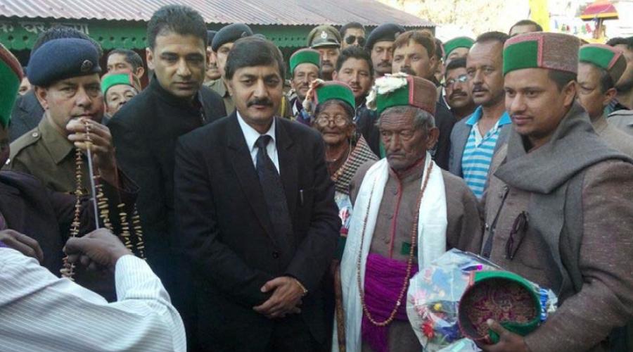 DC Kinnaur felicitating First Voter of India