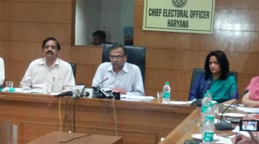 Sh. Srikant Valghad, IAS ,CEO Haryana while officially launching the e-Dashboard services on 04th April,2014