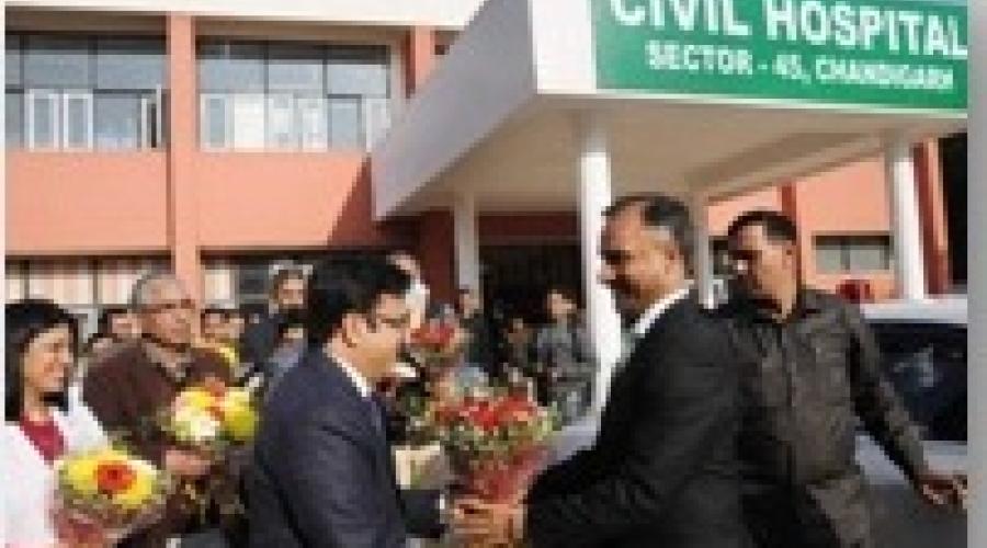 The Adviser to the Administrator, UT, Chandigarh, Mr. Vijay Dev being welcomed by Mr Anurag Agarwal, Secretary Health UT Chandigarh