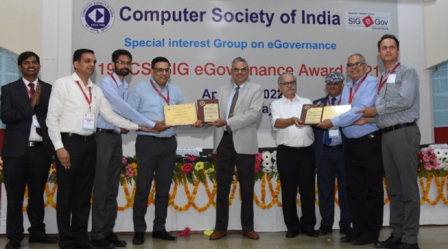 CSI Award of Excellence being presented to MoHFW and NIC Officers