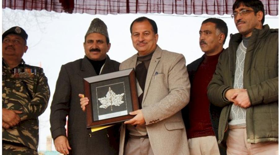 Deputy Commissioner presenting Award to DIO Anantnag