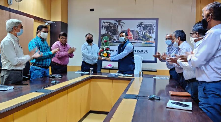 Dr. Hota, SIO welcoming the Secretary Dr. K.P.Singh, IAS with a bouquet