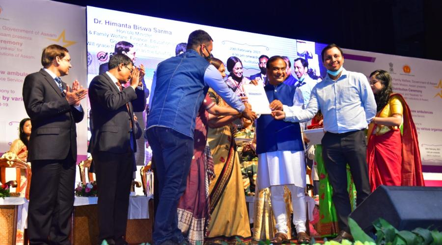 Dr.Himanta Biswa Sarma , Minister Health & FW, Finance etc presenting the certificate of appreciation to NIC Assam team, led by SIO Assam