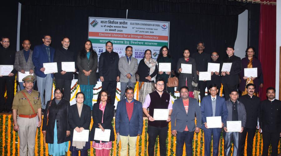 Group Photograph of State Award recipients alongwith Governor, Chief Electoral Officer, State Election Commissioner, Secretary to Governor