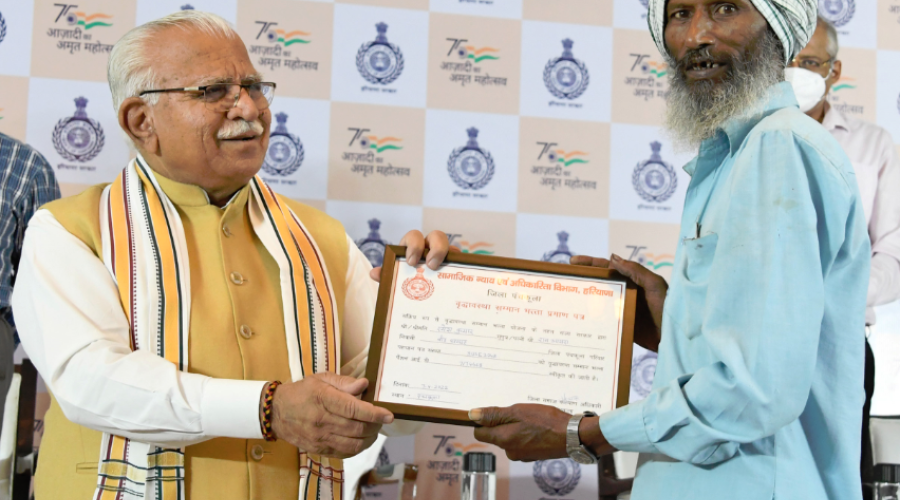 Honorable CM Haryana Shri Manohar Lal distributing Old Age Sammaan Allowance Certificate to the beneficiary