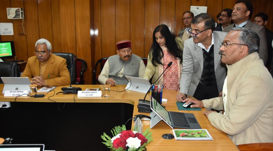 Honourable CM inagurating e-Mantrimandal potal sitting L-R Sri Madan Kaushik, Sri Satpal Maharaj honourable Cabinet Ministers, standing along NIC team