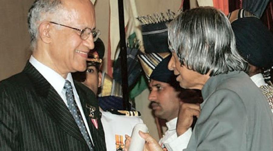 Honourable President of India, Dr. APJ Abdul Kalam honouring Dr. N. Seshagiri with Padma Bhushan in the year 2005.