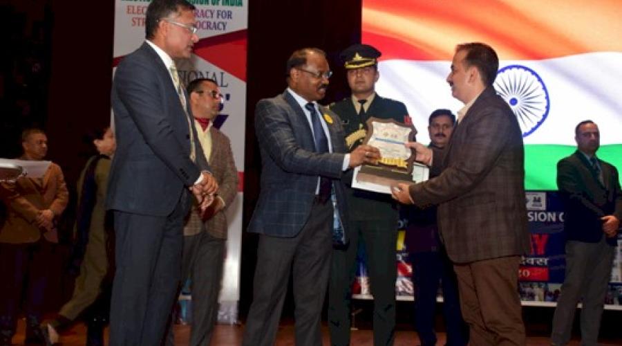 Lt. Governor, Shri Girish Chandra Murmu presenting Special UT Award to Mr. Baiju Ubbot