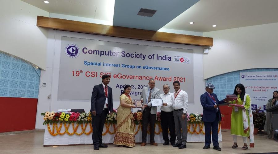 NIC Assam Team of Smt Kavita Barkakoty, Senior Technical Director and Shri Manabendra Goswami, Technical Director, receives the Award.