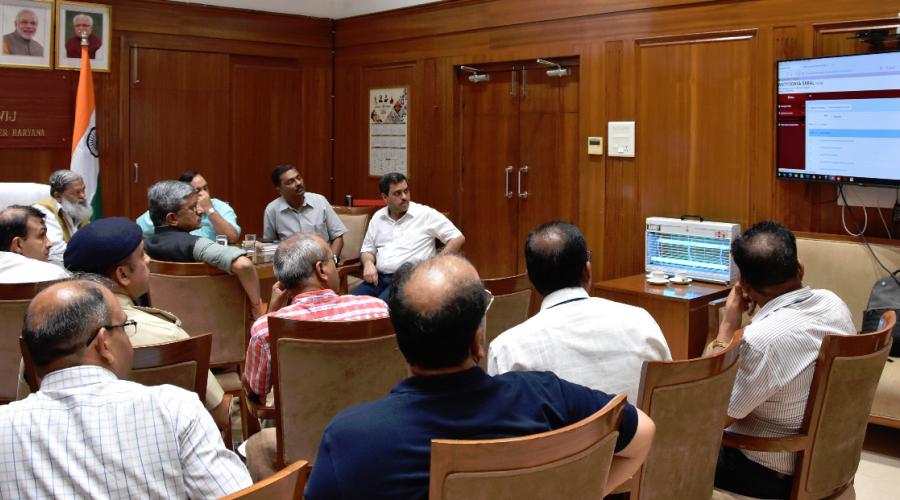 Sh. Alok Srivastava, Scientist-F giving demonstration to Sh. Anil Vij, Home Minister and other officials.