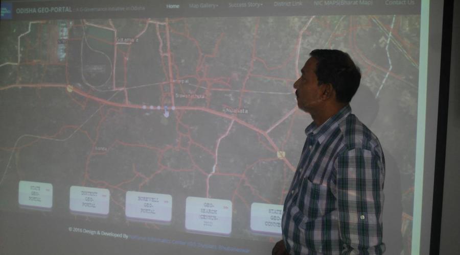 Shri B K Samal, Scientist-D, presenting the Geo-Portal