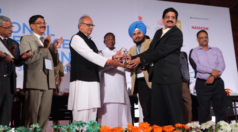 SIO Haryana Sh. G.S.Bansal and Sh. G.S.Saini while receiving award