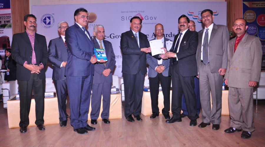 Sh. Ghan Shyam Bansal DDG & SIO Haryana alongwith Sh. Deepak Bansal ASIO, Sh V Trivedi PSA & Sh Jagdish lal SSA receiving the Award from President-CSI