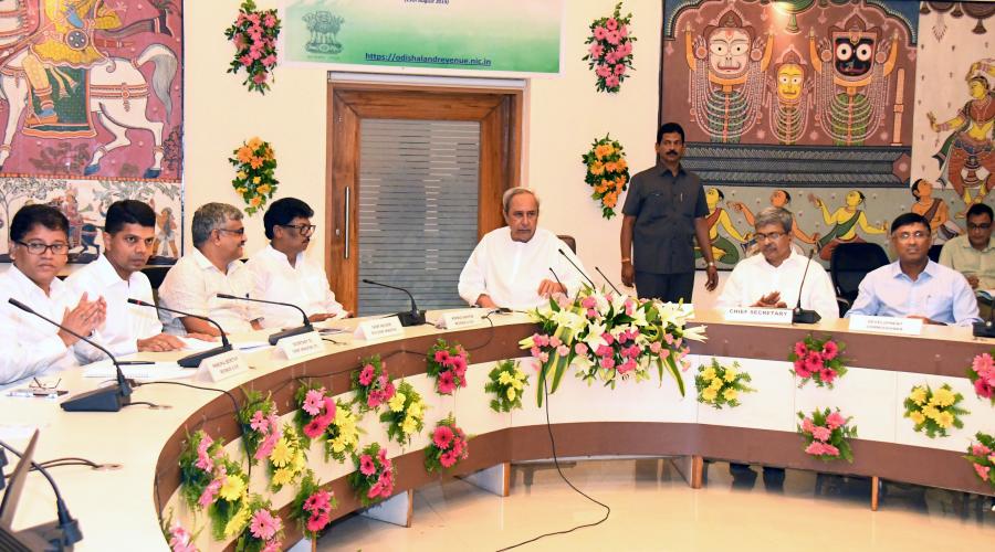 Shri Naveen Patnaik, Honorable CM, Odisha, along with dignitaries, on the occasion