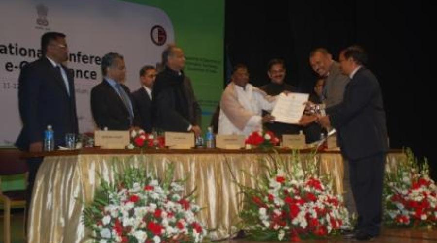 SH SANTOSH KUMAR, SIO AND SH. SHAILESH KR. SHRIVASTAVA, TD RECEIVING THE AWARD AT JAIPUR ON 11TH FEB 2013