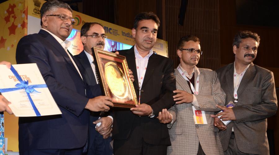 Sh. Ravi Shankar Prasad, Honorable Union Minister for Electronics & IT presenting the Award to the NIC Himachal Pradesh Team