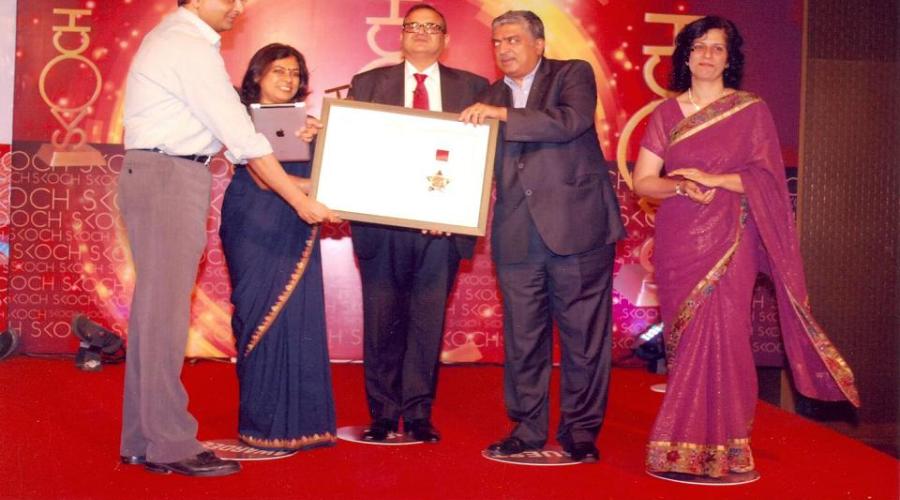 eTaal team from DeitY & NIC receiving the Platinum Award from Sh Nandan Nilekani