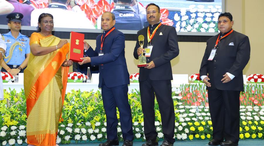 Honourable President of India, Smt. Droupadi Murmu conferred the prestigious award to Shri Biswaranjan Bhukta,DIO,NIC Nabarangpur, Odisha - centre