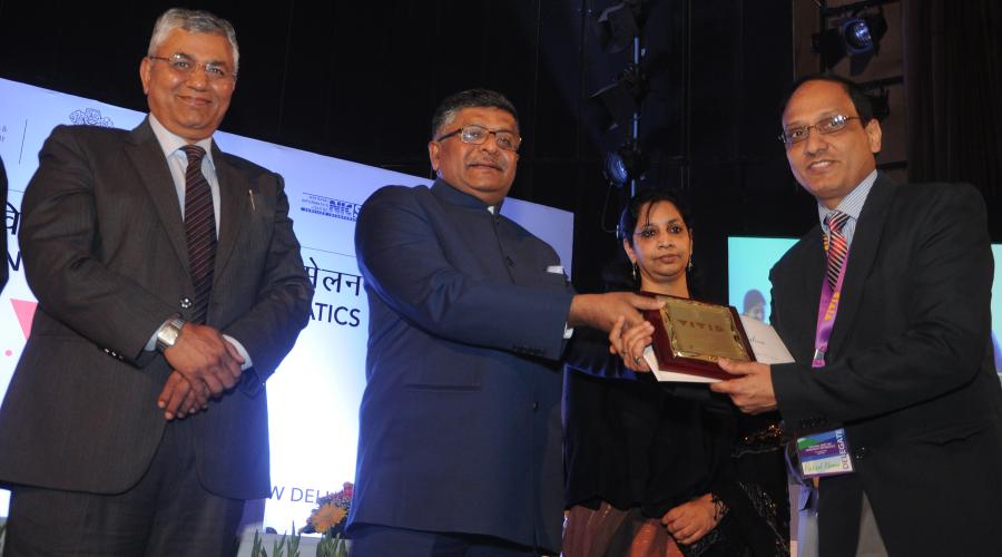 Honourable Union Minister of IT, Law & Justice presenting the Award to Sh. Rakesh Kumar, DIO Bilaspur