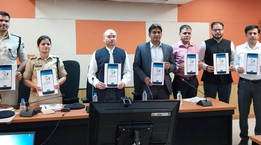 Sh. Manish Garg, CEO HP Launching the Mobile App. Also present are DEO-cum-DC Kangra, ADC Kangra, SP Kangra, SP Nurpur, DIO Kangra and ADIO Kangra