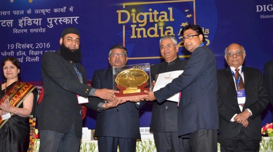 Deputy Commissioner, Shri Kumar Rajeev Ranjan, IAS (right) and DIO NIC Kupwara Shri F. Maqbool(left) receiving the Award Trophy from Hon'ble Minister