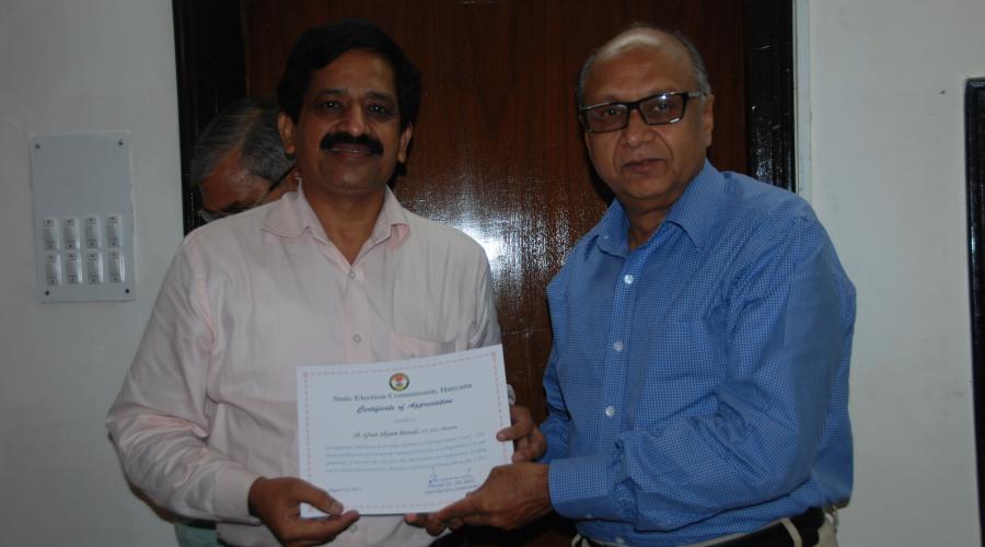 DDG and SIO Sh. Ghan Shyam Bansal while receiving Certificate of Appreciation from  Sh. Dharam Vir, State Election Commissioner