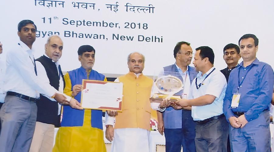 The Award being received by the NIC HP and State Government officers