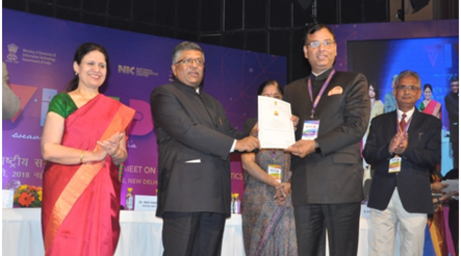 Honourable Minister of Electronics and Information Technology Sh Ravi Shankar Prasad presenting GOLD AWARD to Mr M. P. Kulshreshtha, DIO-Hisar