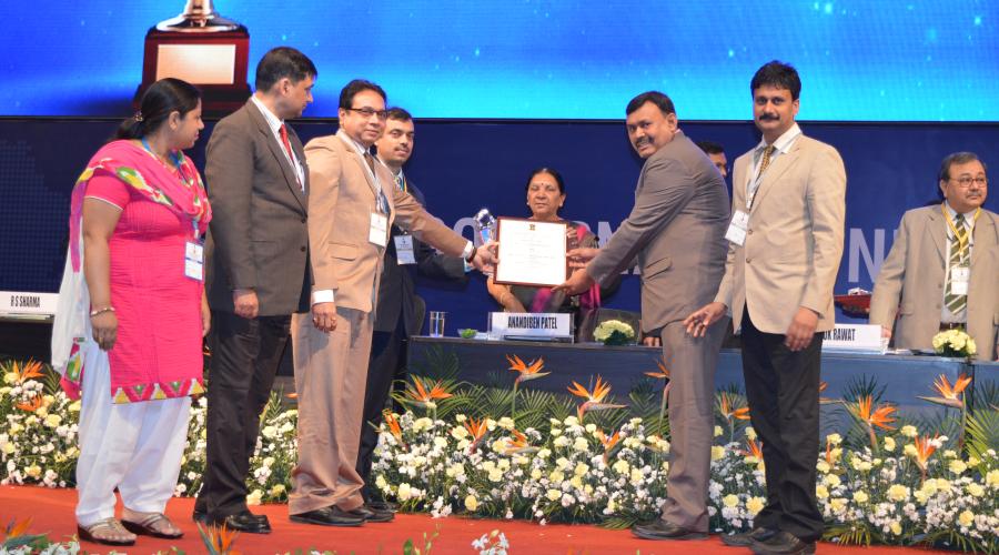 Sh. Rajesh Kumar Singh, SIO, NIC, Bihar with Sh. Arvind Kumar Chaudhary, IAS, Addl CEO, Bihar along with Project team receiving Award