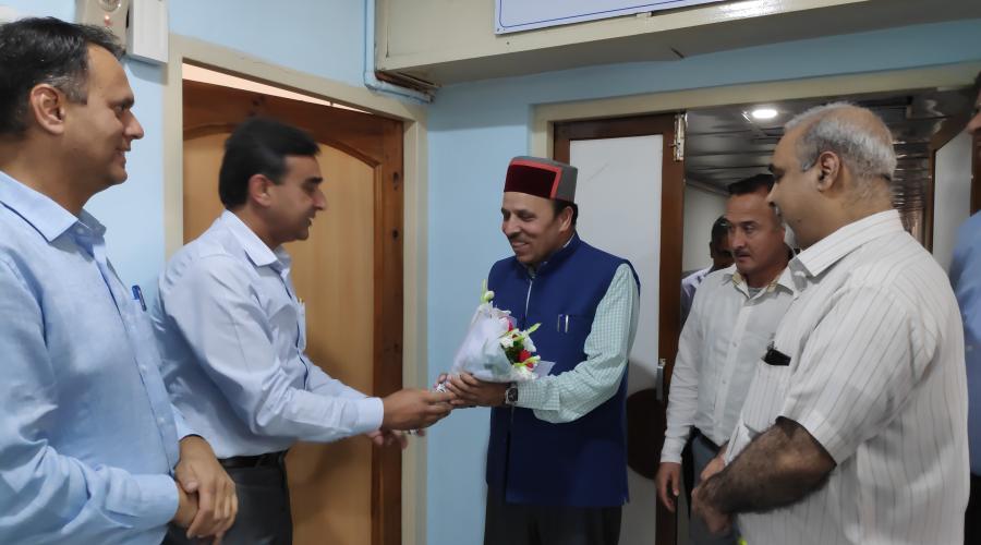 Dr. Ram Lal Markanda, Hon'ble IT Minister Himachal Pradesh being welcomed by Sh. Ajay Singh Chahal, SIO Himachal Pradesh