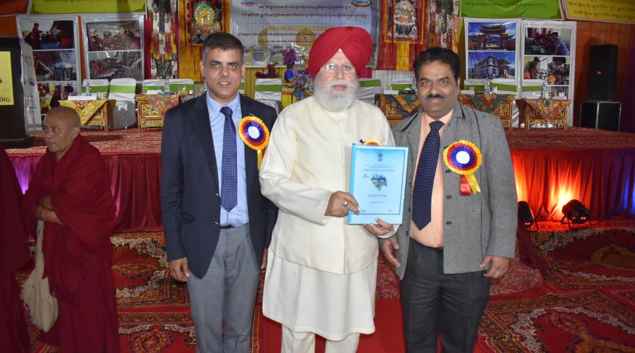 Hon'ble Minister being presented the NIC HP Profile by DIOs Kangra and Mandi