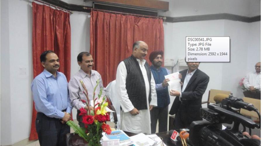 Shri Raja Mahendra Aridaman Singh, Transport Minister, GoUP and other dignitaries during the signing of MoU