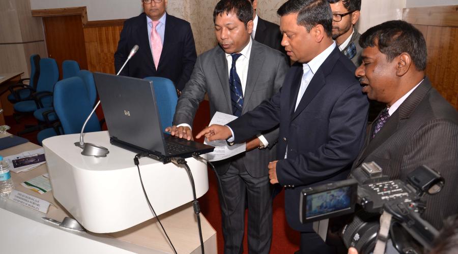 Chief Minister Dr. Raman Singh inaugurating the facility as Dr. Rohit Yadav, Collector explained him about the features