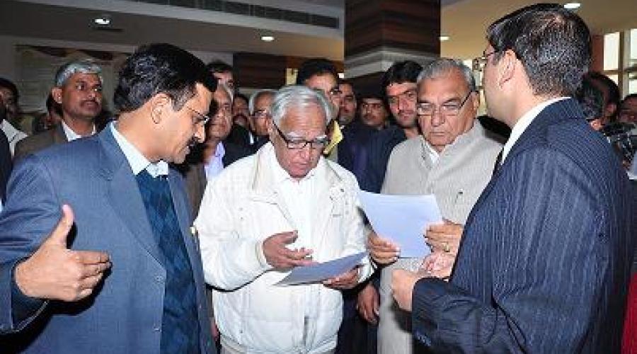 SIO Haryana is explaining to Hon'ble CM, Commissioner and Deputy Commissioner