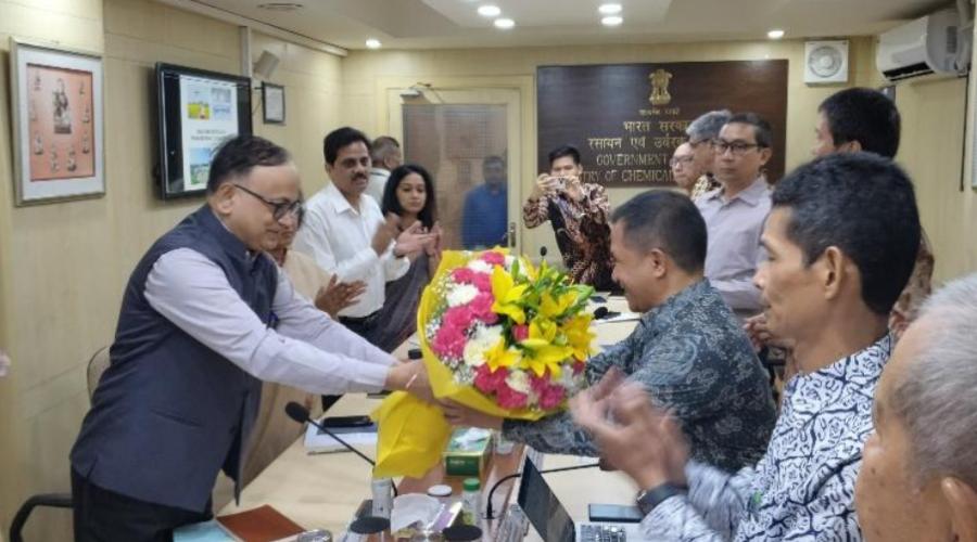 Secretary (Fertilizer) Shri. Rajat Kumar Mishra greeting the Indonesian Delegation