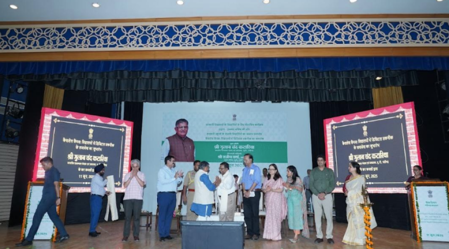 Shri Ramesh Kumar Gupta, DDG & SIO NIC UT Chandigarh being felicitated on the stage