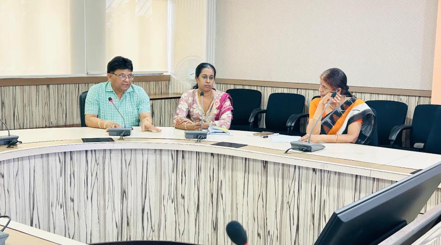 Shri Satyesh Kumar Sharma, Technical Director, NIC-CG, giving training sessions on e-Uttar