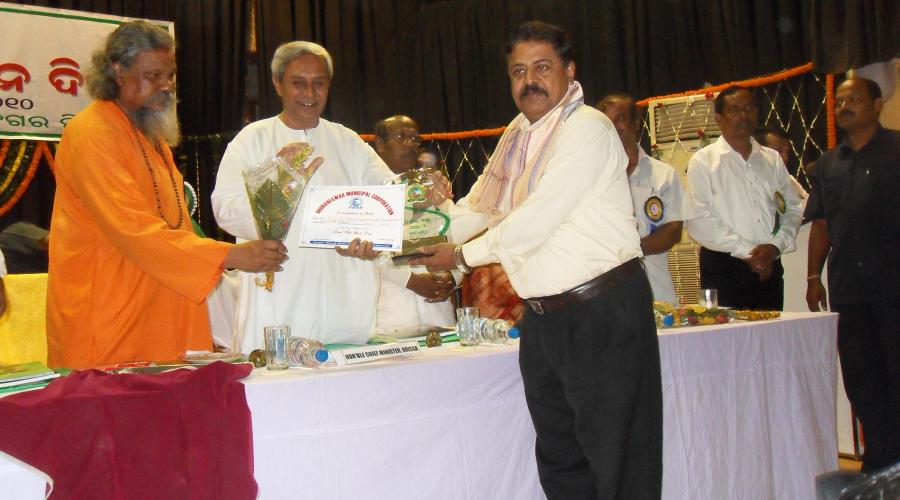 Shri S. K. Panda, SIO, NIC Orissa receives Award from Honourable C.M