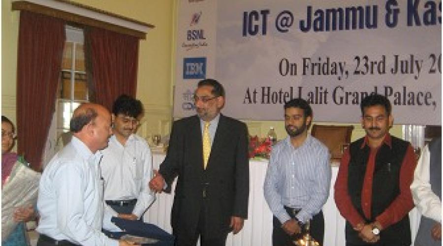 Mr Abhay Kumar SIO receiving award from Minister  IT